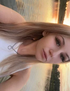 sophiaawhite Public รูป  2