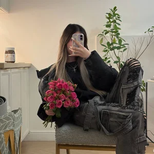 nancy_chancy what happens when dark cat meet flowers on her way💐 Pic
