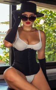 AlynAllen amazing curves Immagine 