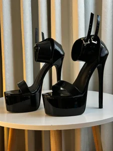 missmegann This is how I walk… straight into your fantasies Foto