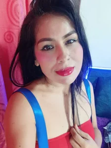 sharlotte_msの"Blue & Red: A Double-Color Temptation 🔥💙❤️"の 4枚の写真