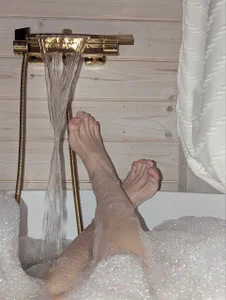 TinaDavil wet feet  4টি ছবি