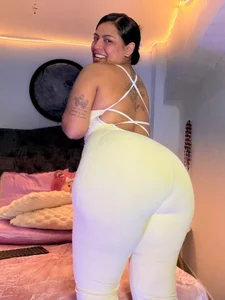 kyana_cream Do you like my new clothes? They're yellow. Pic 8