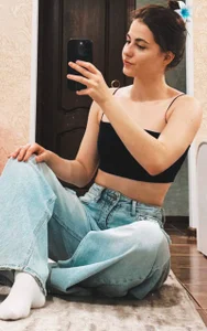 CarolannMirjahstretching in front of the mirror🪞 Bild