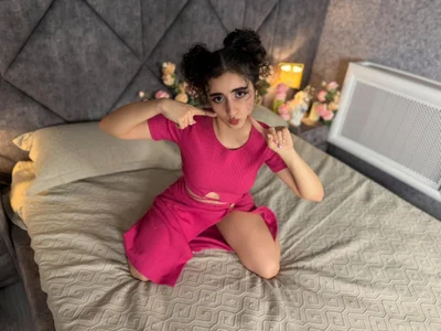 𝙶𝚒𝚛𝚕 𝚒𝚗 𝙿𝚒𝚗𝚔 od Susan_Fors  2 snímek