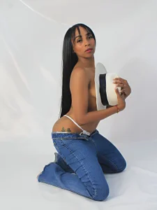 Hillarytonsonx Public  5টি ছবি