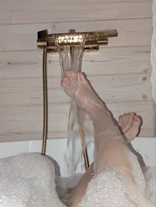 TinaDavil wet feet Foto 3