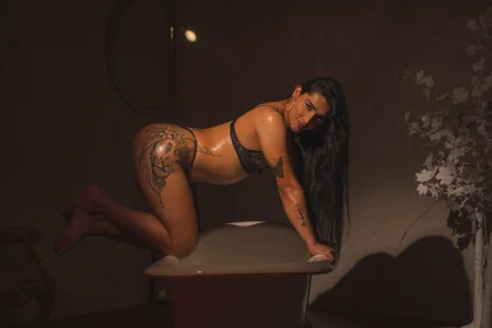 Skarlet_Ruiz_ In your shower Hình 3