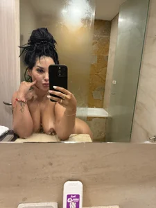 Dakota_diaz_ Alone with my reflection Immagine  5