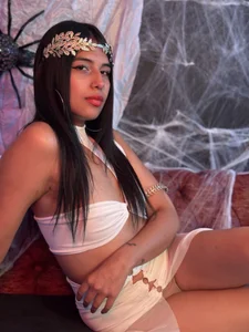 “Una diosa… pero con pensamientos muy terrenales” ⚡💋 de Sub_Scarlett  2 Imagens