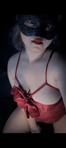 Somya_69: Red doll ( фото)