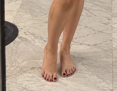 AARNAAAのFeetsの枚の写真