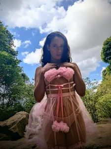 lovely_kitt Enjoying nature 🥰🖤 Immagine  2