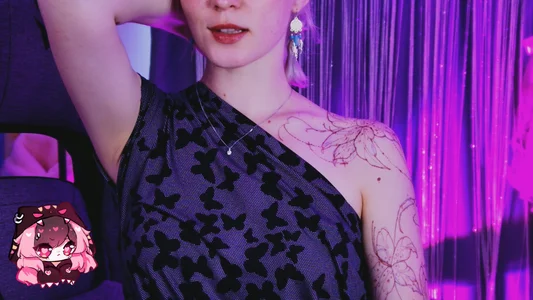 BethanyCloud Who thinks a tattoo would look good on me in this spot?🌸🌸🌸 Poză 3