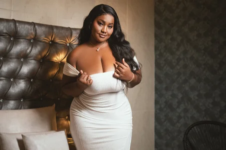 Curvy Latina Hot od Charlotte-Wright  snímek