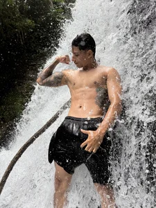 Damian23__のLowering the heat a little hehe😈の 4枚の写真