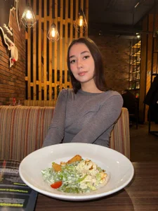 AnnieHeywood Public slika 6