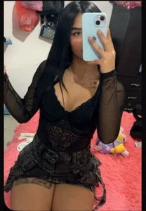 Laura-Khalifa Public صورة واحدة|Laura-Khalifa Public صورتان|Laura-Khalifa Public  2 صور|Laura-Khalifa Public  2 صورة