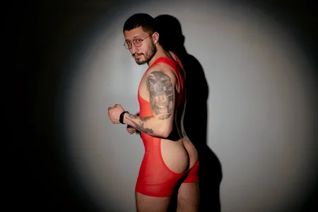 Nathan_rivers Red stuck to my body Immagine  2