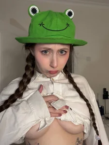 FroggyAnna do u like my froggy hat?🐸 Immagine  2