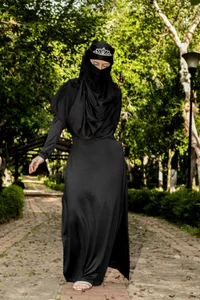 rawiya The mystery walks between the trees ... do you dare to follow me? 🌳🖤😉🔥 Immagine  3