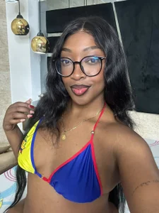 Latina 💛 de YallianaBrooks  Imagens