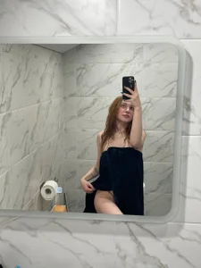 KarenaTalmanAfter shower Bild 3