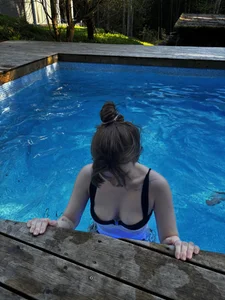 Bunny_sweetheart_'s Relaxing by the pool Sex Photo 2