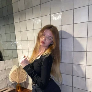 _Lily_Moon_ Public Pic 4