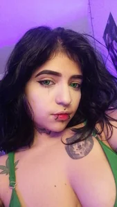 pink_dustt green bitch slika 3