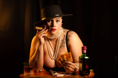 GianellaCox_ GIANELLA COX BETWEEN THE AROMA OF HAVANAS AND THE SENSUALITY OF HER HAT Pic 2