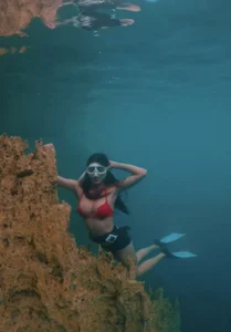 Ms_Monica Free diving in island Hình
