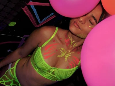 Neon Beauty de Giselle_Roldan  9 Imagens