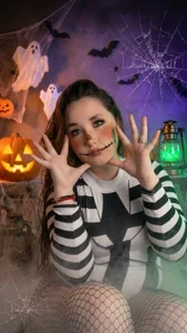 🎃 Too Cute to Be Scary, Too Hot to Ignore 🔥 od Vic_Taylor  2 snímek