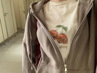 part of my day off🦋🤍 de liana_kisses  4 Imagens