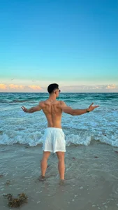 MAXTHOMSON Sea, sunset, and temptation 😈 Hình 3