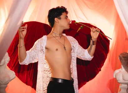 Aaron_Eze Will u be my valentine? ❤️ টি ছবি