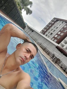 james_fausto_storm James swimming in his relaxation and fun zone. slika