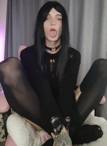 midwestemoqueen: goth queen back ( фото)