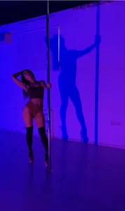 LuisaSin the curves of my body Pic 2