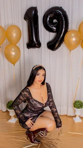 CannelaSmith Another year around the sun, chasing dreams and loving life. From me to me: Happy Birthday! 🥳💖 Foto 3
