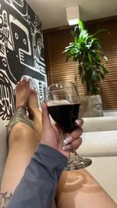 Ambar_gh1 A glass of wine, a glass of love. Immagine  2
