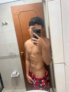 _TaylorBlack: Check in bathroom ( 3 фото)