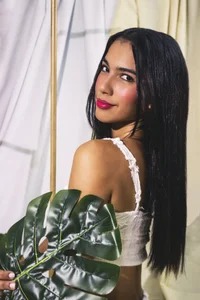 emily_gaviria1 Like a flower… soft and wild Bilde 4