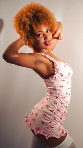 Shy and beautiful🍒 de _CurlyGirl_  4 Imagens