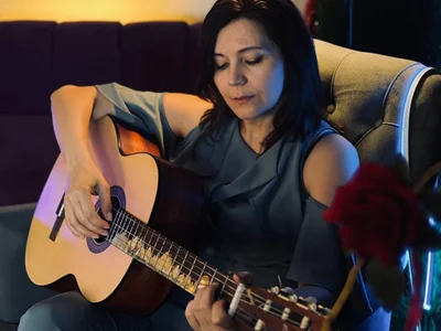 NicoleHitman I play the guitar Foto 5