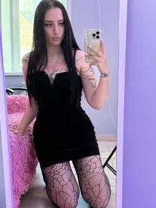 MonicaLowes cute black dress Billede