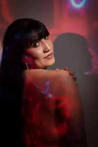 GiaFox_BETWEEN LIGHTS图片