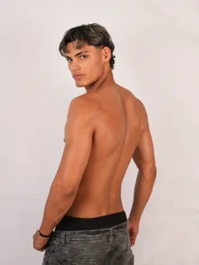 Seductive_BoysW ME - {count, plural, one {תמונה אחת} two {שתי תמונות} many {# תמונות} other {# תמונות}}