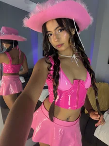 Are you ready for this sexy cowgirl to ride you like never before? de emily_bank Foto 2